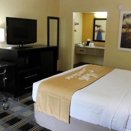 Days Inn By Wyndham Canton Ngoại thất bức ảnh